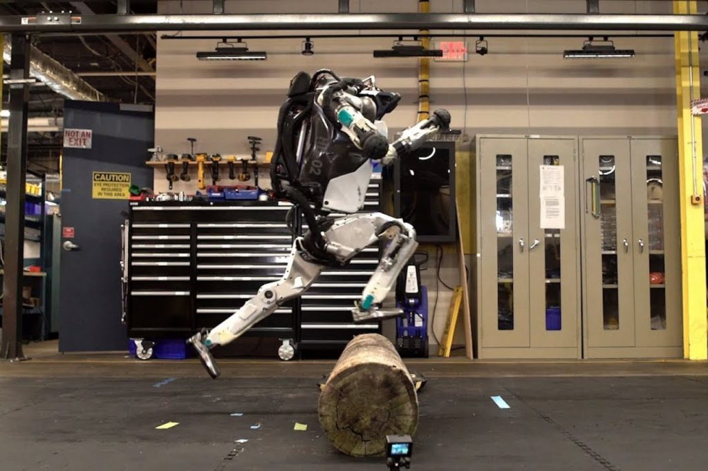 Încă un pas spre lumea roboților. Atlas, umanoidul care aleargă și sare peste obstacole. VIDEO