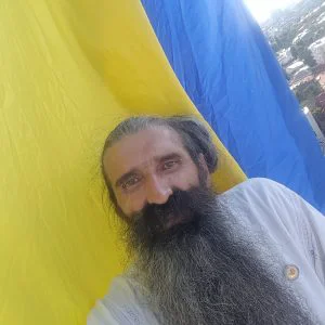 Evadare spectaculoasă. Stegarul Dac și-a tăiat brățara de supraveghere și s-a urcat pe o schelă