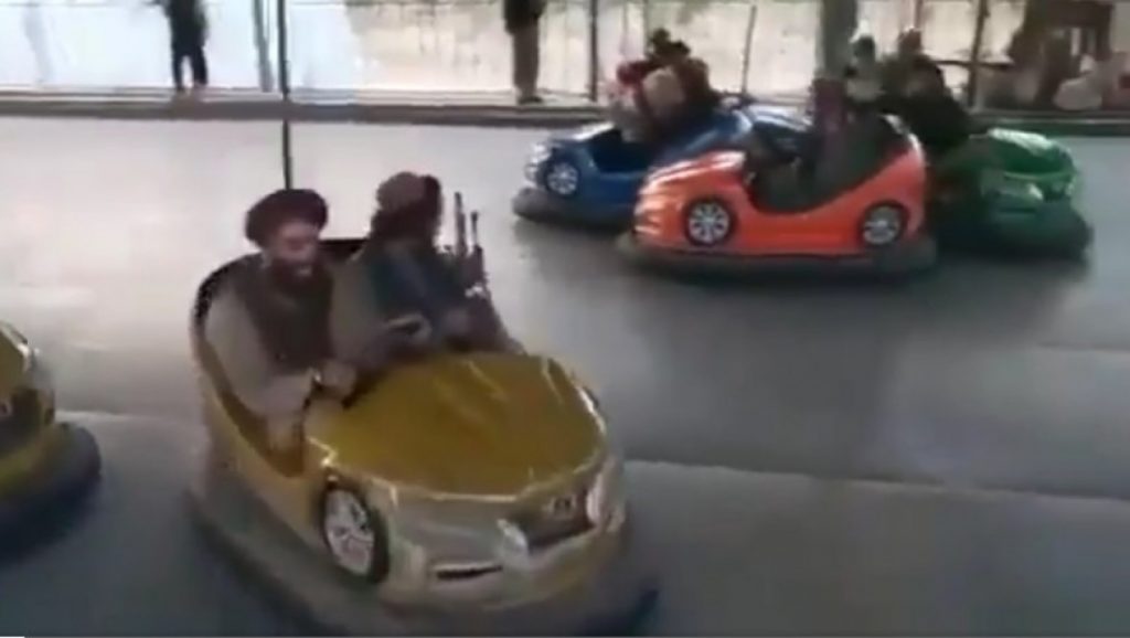 Talibanii pozează în oameni pașnici. S-au filmat în mașinuțe și călușei, într-un parc de distracții. VIDEO