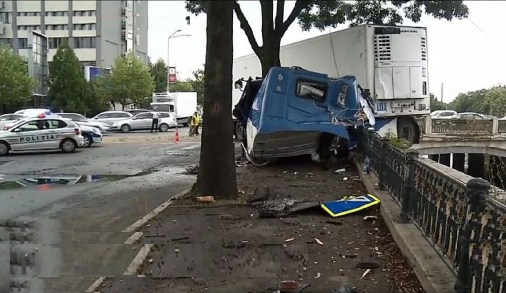 Grav accident în București, după ce șoferul unui TIR ar fi adormit la volan. Mașina, la un pas să ajungă în Dâmbovița