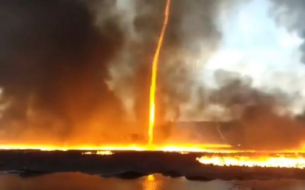 Un fenomen rar întâlnit a avut loc în Rusia. O tornadă de foc s-a produs la granița cu Kazahstanul