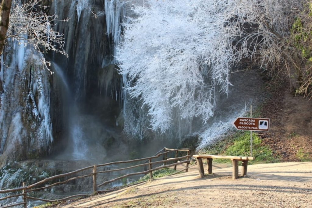 Variante pentru turiștii care plâng după Bigăr: spectaculoasa cascadă Clocota și taina apei care nu îngheață niciodată