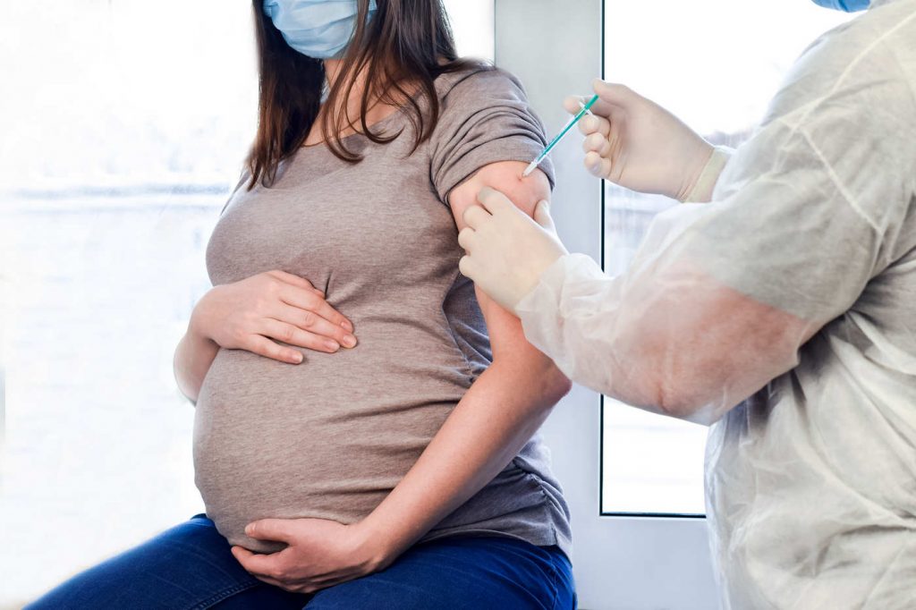 Apel la adresa femeilor însărcinate: „Nu amânați vaccinarea!” Riscul de deces scade de 11 ori în cazul mamelor infectate