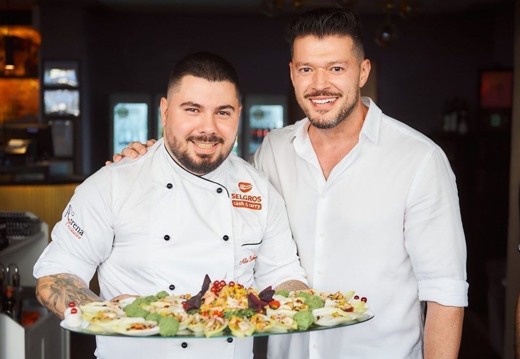 VIDEO. Victor Slav muncește cot la cot cu angajații restaurantului său. „Sunt bun la debarasat mese!”
