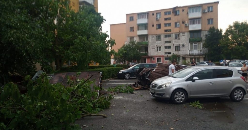 Imagini incredibile după furtunile de aseară: copaci smulși, cimitire distruse, acoperișuri aruncate pe mașini. FOTO