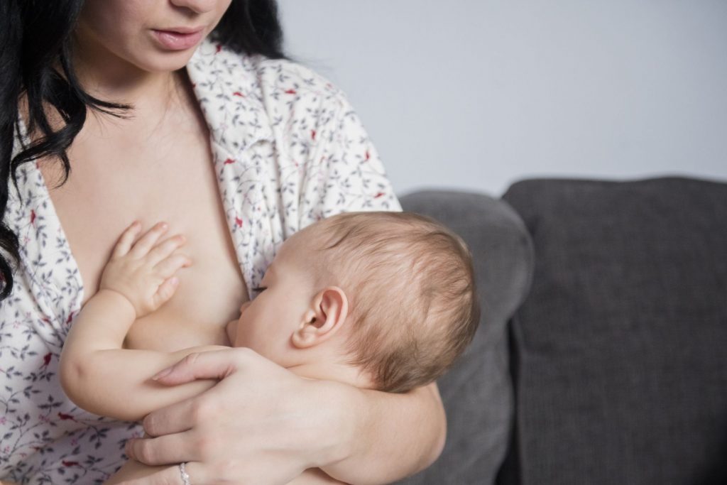 Academia de Medicină pentru Alăptare din SUA nu vrea să mai audă de cuvinte precum "mamă", "sân" și "lapte matern"