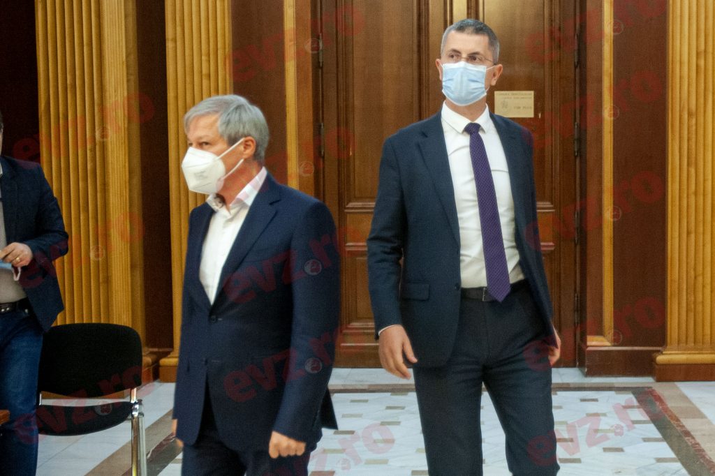 Se întețește scandalul în USR. Barna, ultimatum pentru Cioloș: Dacă are onoare!