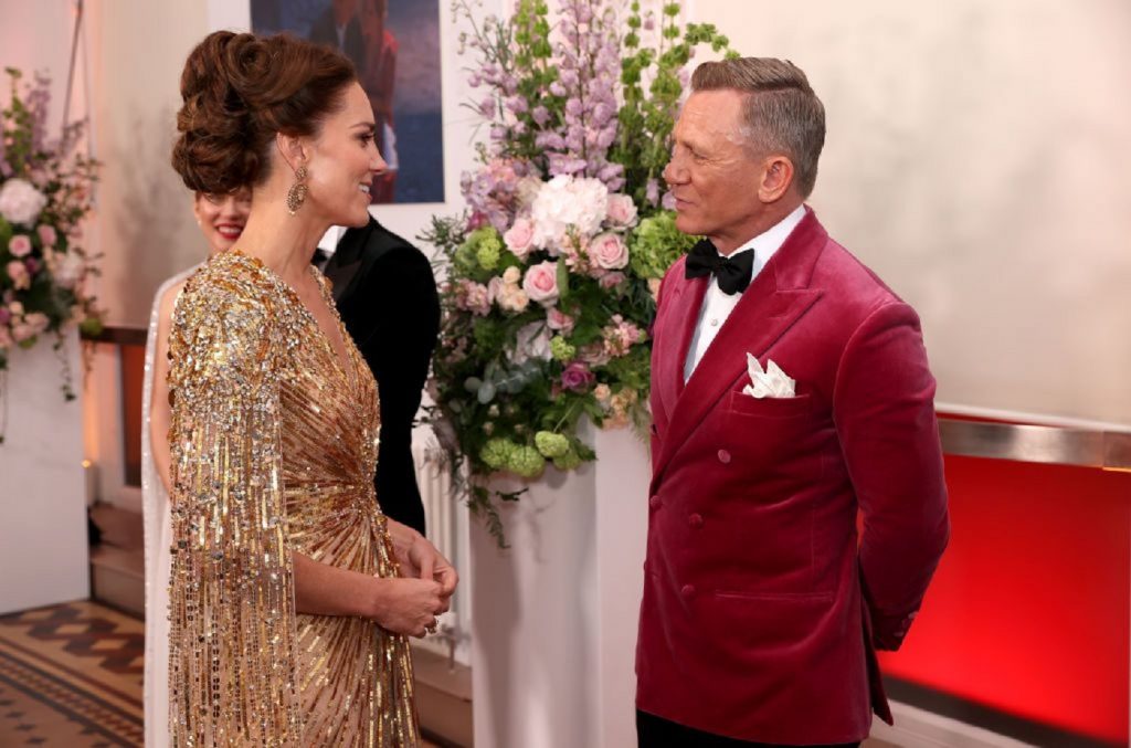 Premieră regală la James Bond cu Daniel Craig. Kate a eclipsat în rochia aurie. Şi Meghan ar fi invidioasă pe cumnata sa. FOTO