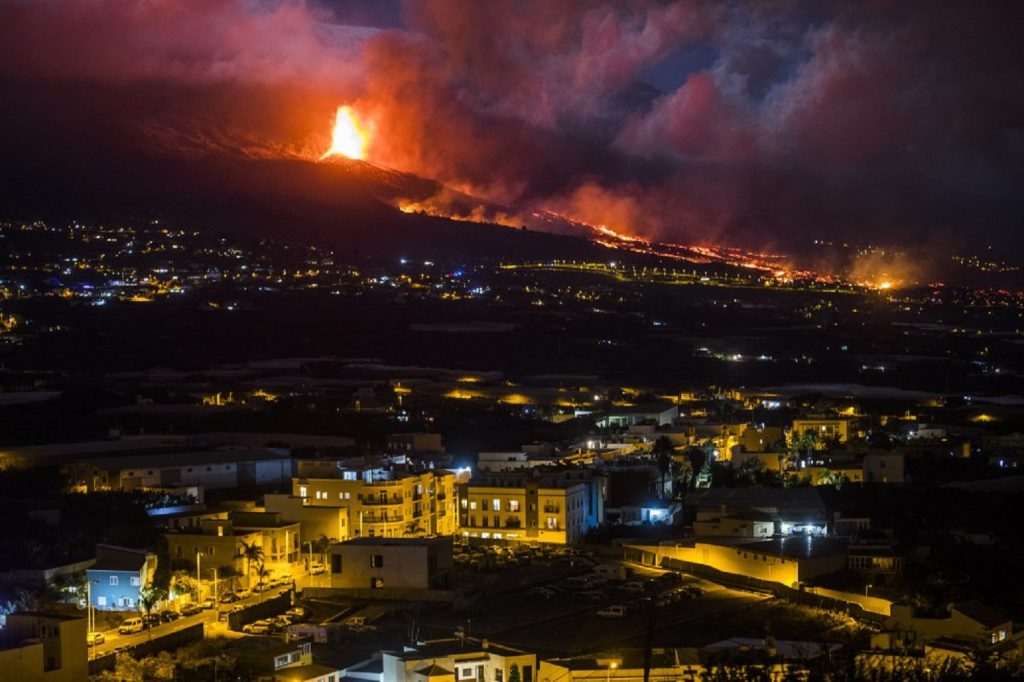 Iadul pe Pământ! Vulcanul din La Palma aruncă blocuri de lavă incandescentă mari cât niște clădiri de trei etaje