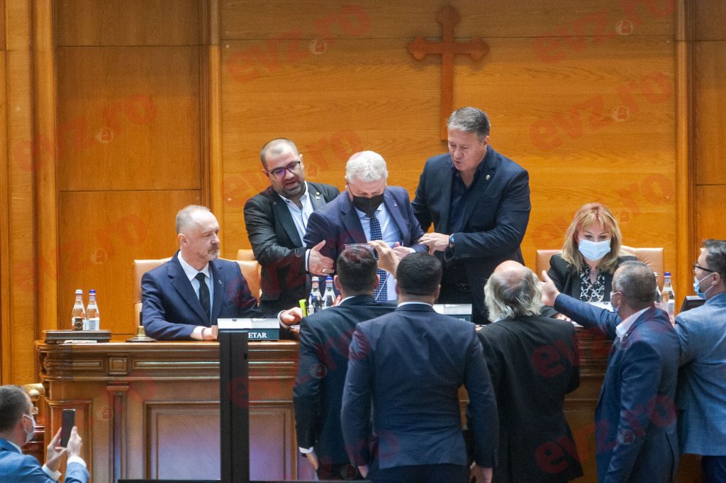 Haos în Parlament. Cine sunt parlamentarii AUR, care l-au evacuat pe Florin Roman: unul a fost ajutor de bucătar și bodyguard