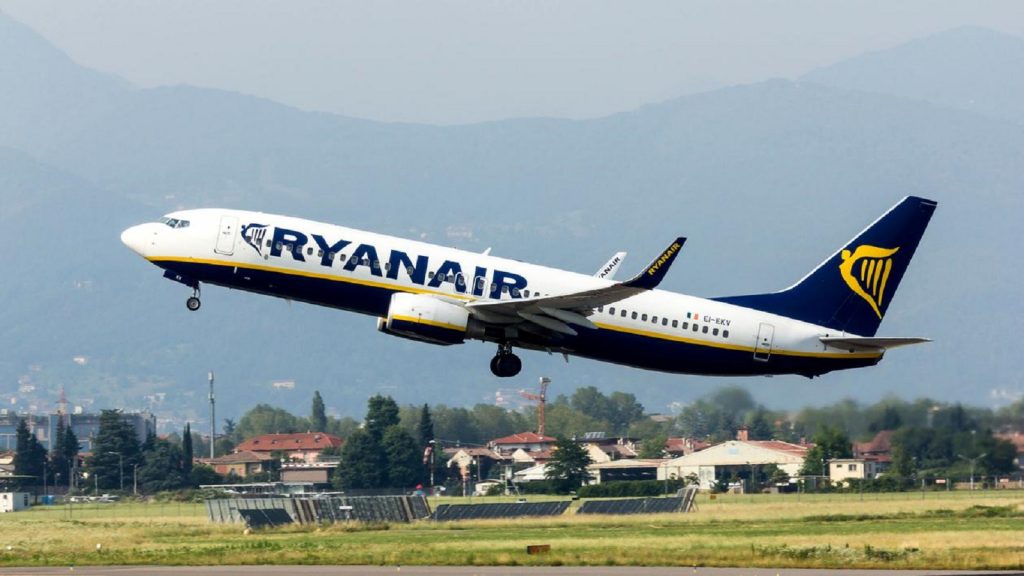 Amenințare cu bombă la bordul unui avion Ryanair. Aeronava a fost escortată de avioane de luptă