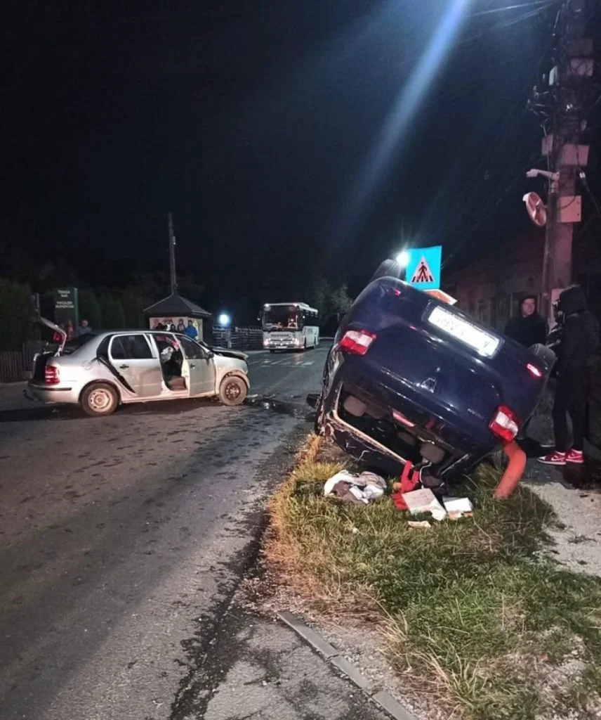 Grav accident de circulație în Argeș. O mașină s-a răsturnat, patru victime transportate la spital. FOTO