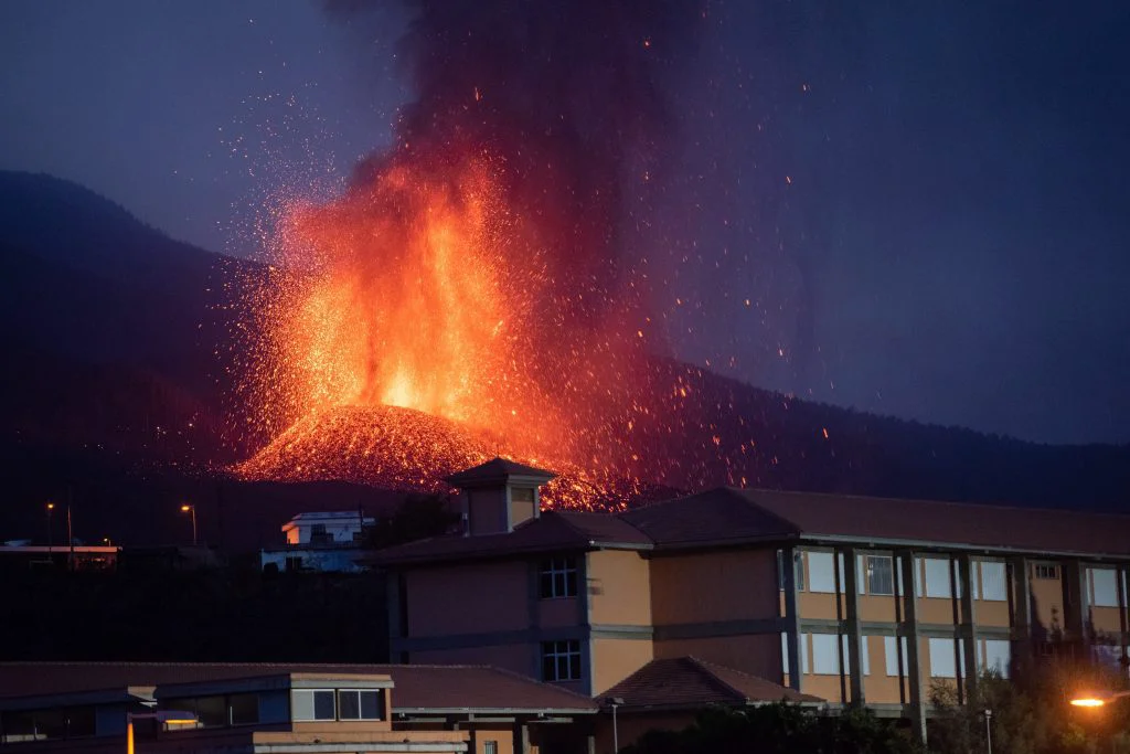 Alertă! Norul toxic generat de vulcanul La Palma se îndreaptă spre România. Pe unde va intra şi când va cuprinde toată țara