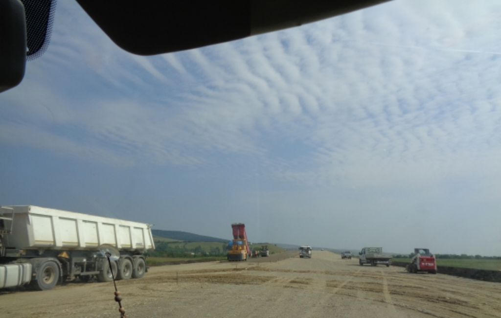 Autostrada Transilvania o ia la vale. Lucrările au fost suspendate din cauza unei alunecări de teren. VIDEO
