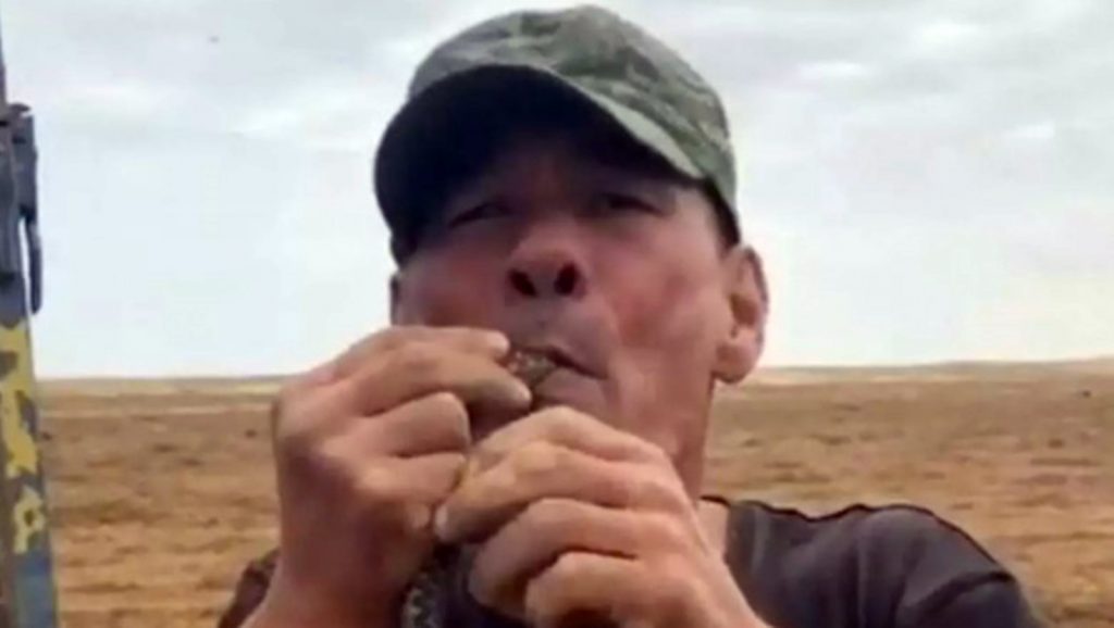 Ce a pățit un bărbat din Rusia după ce a încercat să înghite o viperă. Gluma s-a transformat în priveghi
