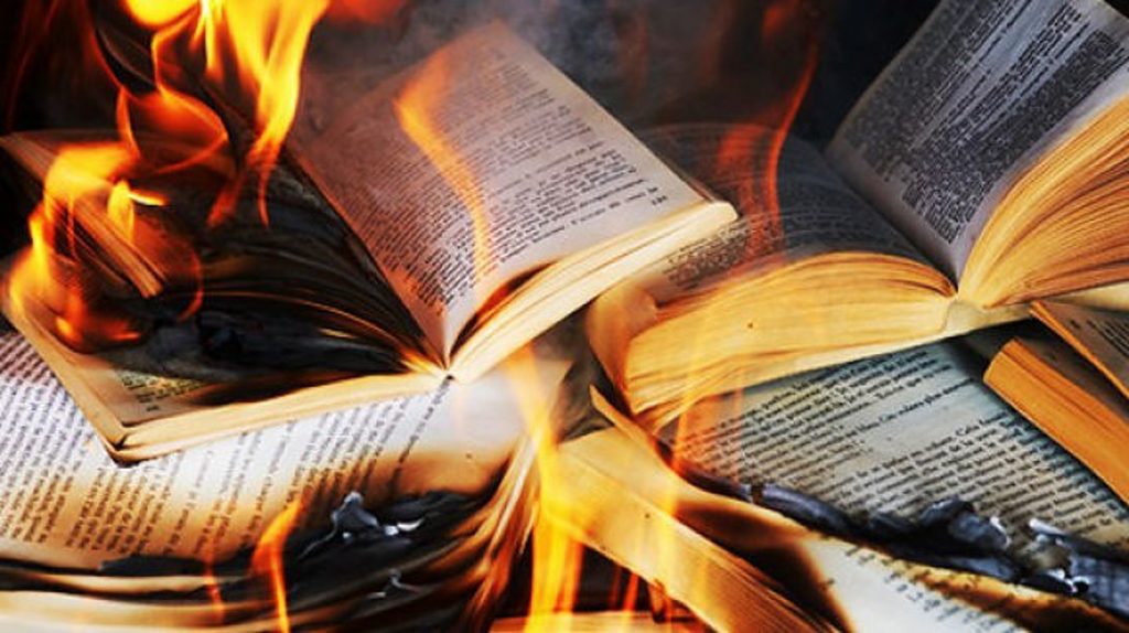 Activiștii woke ard cărți, iar a scrie una a ajuns să fie un pariu înspăimântător