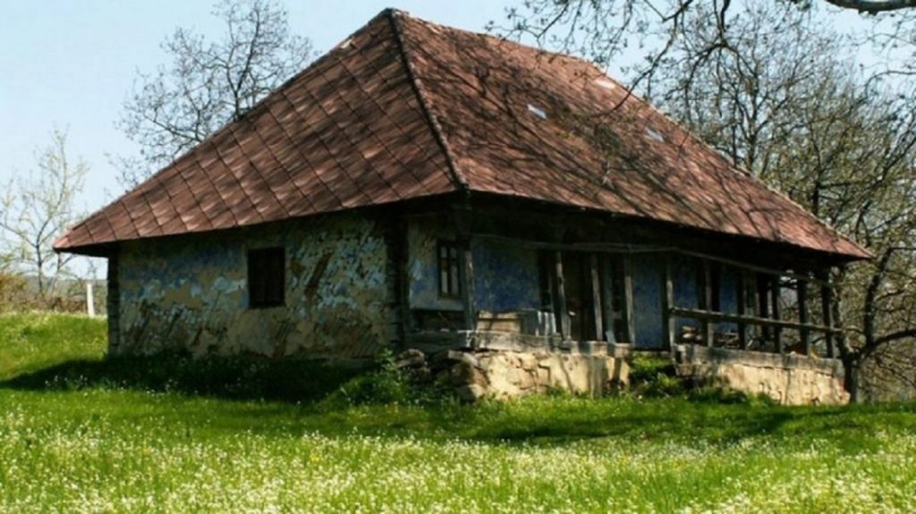 Casă construită într-o zonă de vis din România, vândută cu 1.000 de euro. Ce este obligatoriu să facă noul proprietar