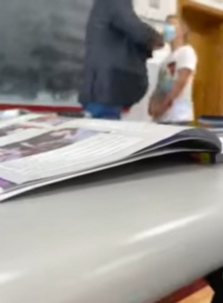 Un profesor a fost filmat în timp ce și-a pălmuit un elev în fața clasei. Ce sancțiuni riscă dascălul