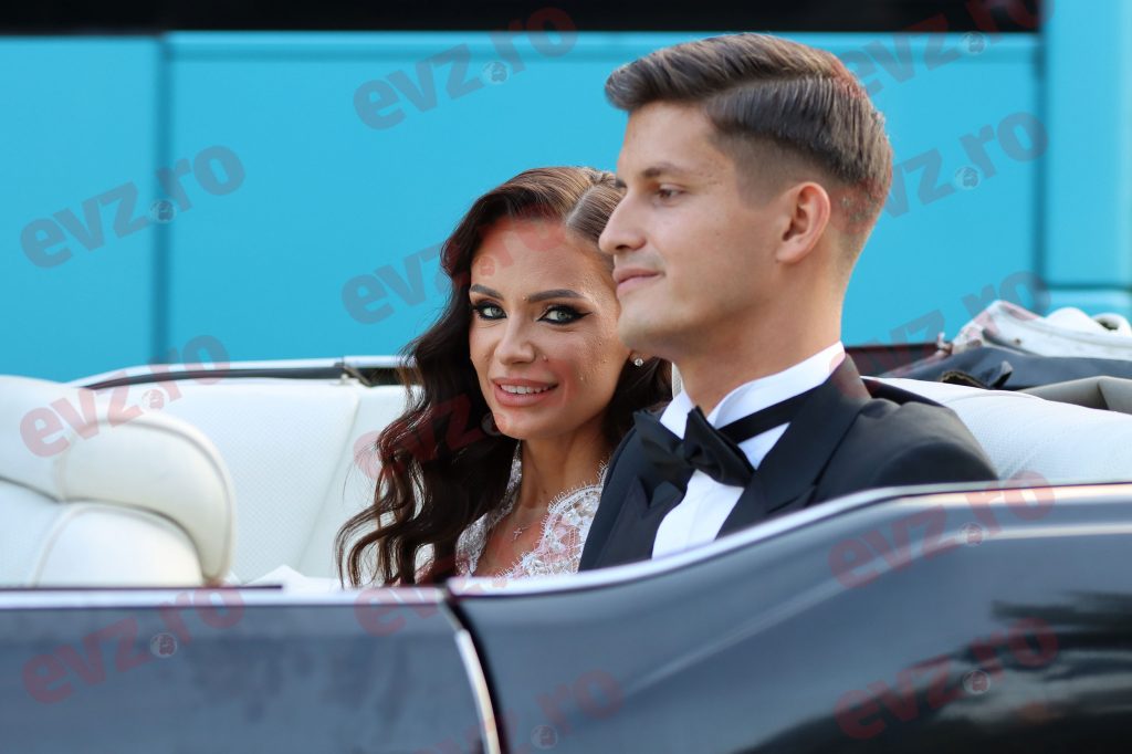 EXCLUSIV. Imagini de la nunta de vis. Fiul cel mic al lui Adrian Năstase și mireasa lui ”au fugit” de la biserică într-un Cadillac decapotabil