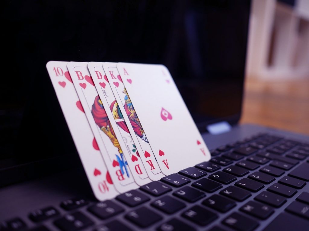 Cum să te distrezi pe cele mai sigure siteuri de poker din țară