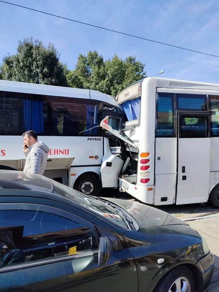 Accident cu 10 victime pe Bulevardul Gării Obor. Două microbuze pline cu pasageri s-au ciocnit