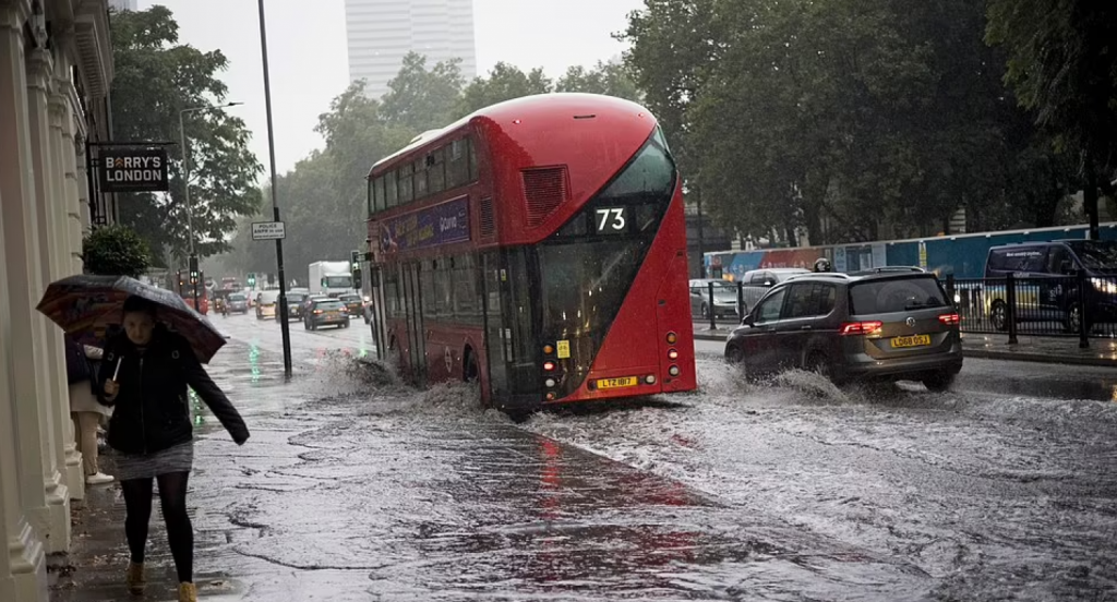 Ploile torențiale fac ravagii la Londra. Celebrul Tower Bridge a ajuns sub ape