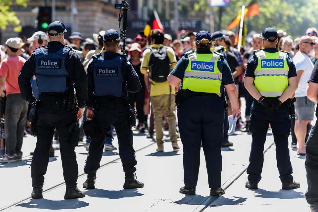 Polițiști călcați în picioare la Melbourne! Australienii s-au săturat de carantină