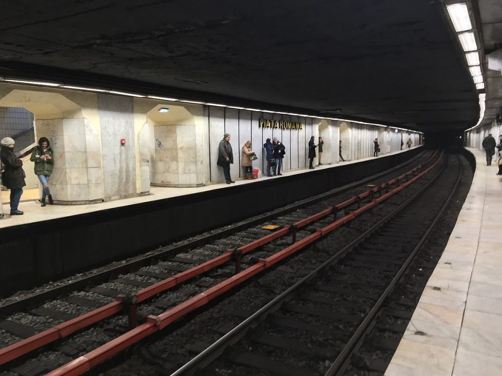 Panică la metrou după ce o garnitură s-a defectat. Stația Piața Romană, cuprinsă de fum. „Nimeni nu ne spunea nimic”