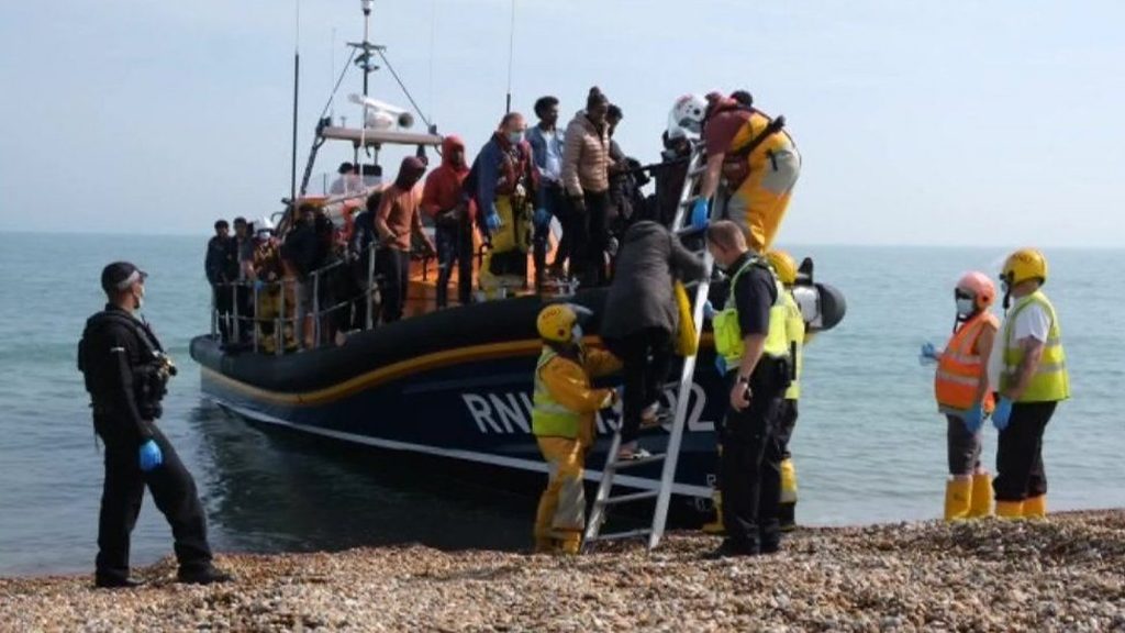 Boris Johnson e „indignat”. Pregătește presiuni asupra Franței, din cauza sutelor de migranți care traversează Canalul Mânecii. FOTO