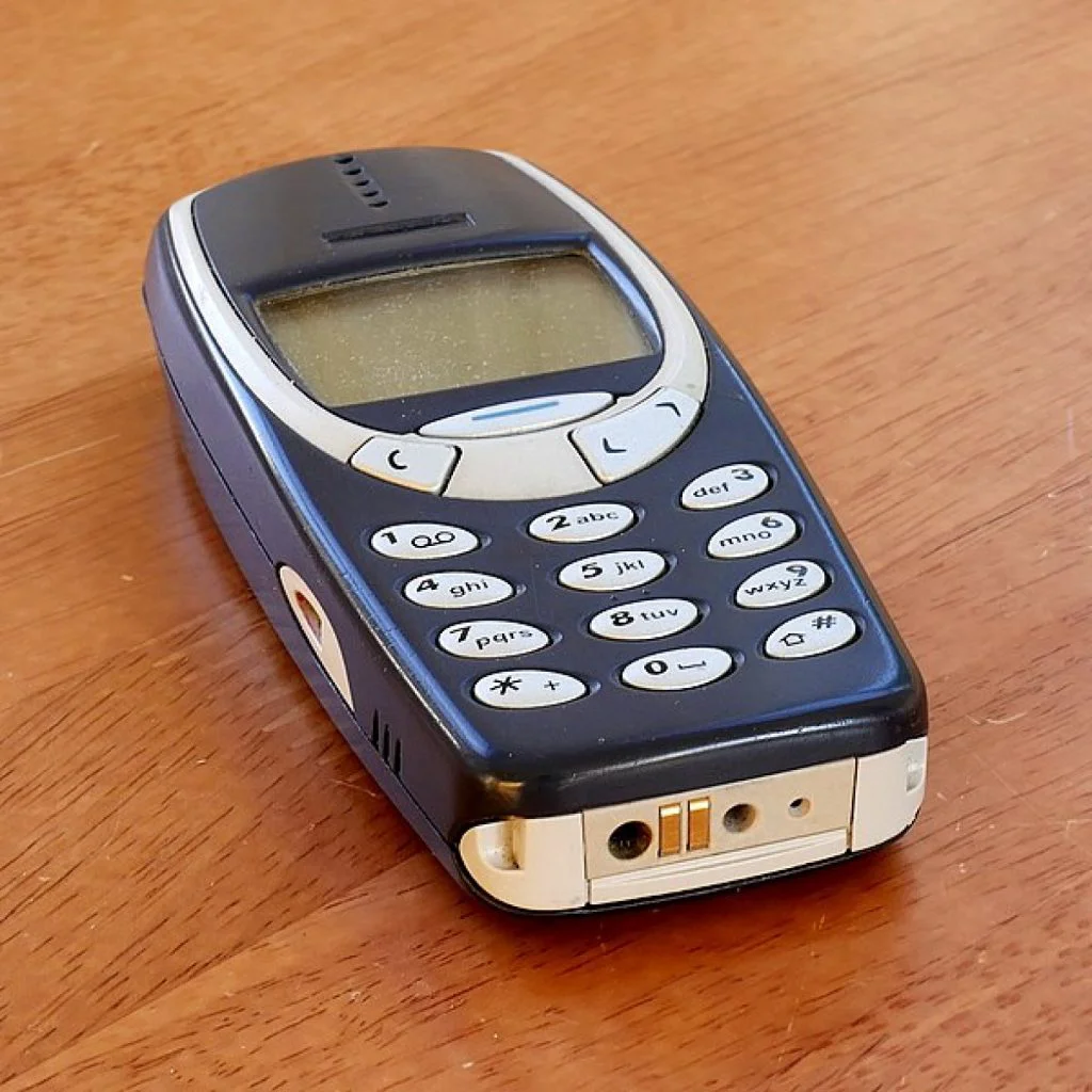 Telefonul din stomac. Un deținut a înghițit un Nokia 3310 ca să scape de control