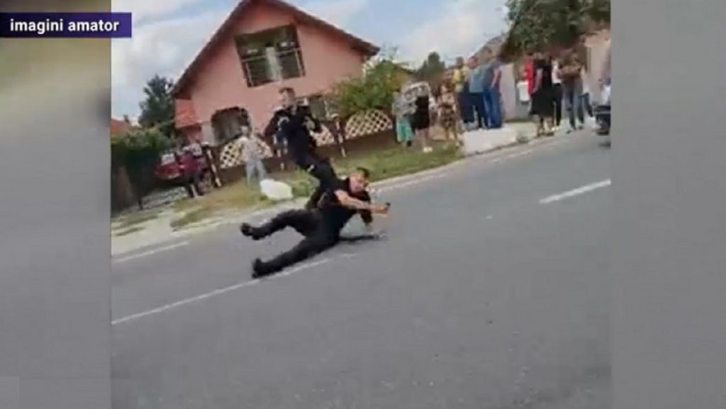 Polițiști atacați cu bâta de un bărbat care și-a ieșit din minți. Și mașina oamenilor legii a avut de suferit