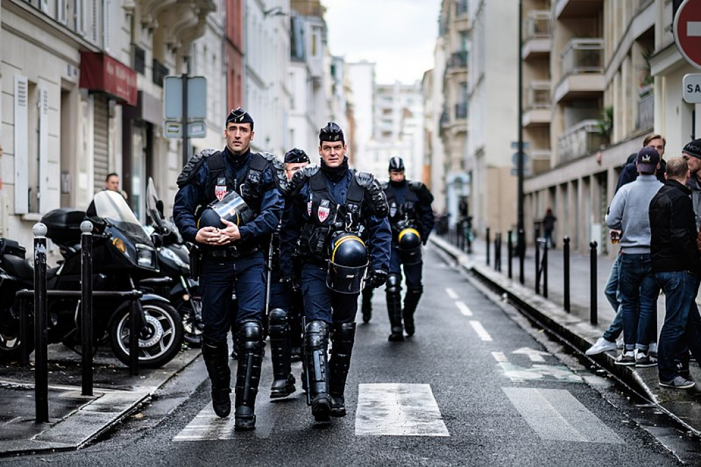 Polițiștii francezi au împuscat un bărbat. Totul a pornit de la faptul că purta mască. Ce au descoperit apoi oamenii legii