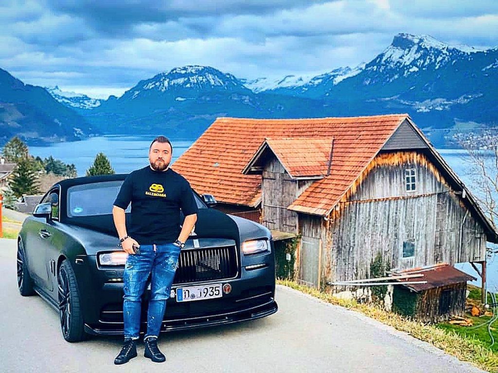 Interlopul Sharpele Nebunu, show pe internet. Acum riscă ani grei de închisoare. Legătura cu un milionar austriac