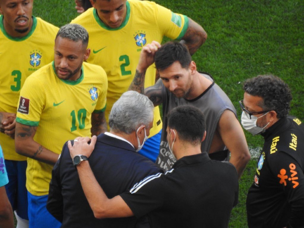 Scandal fără precedent în fotbalul mondial, Messi și Neymar au fost blocați. Meciul Brazilia - Argentina a fost întrerupt de autoritățile sanitare, în minutul 7