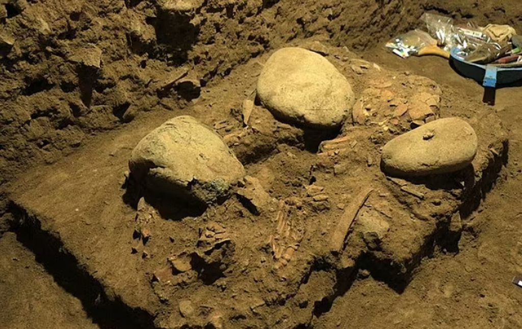 Un mormânt sigilat a fost deschis după 2.000 de ani. Ce au descoperit arheologii în interior
