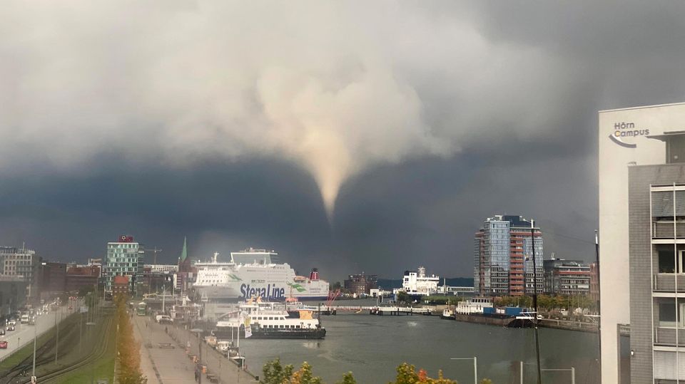 Imagini apocaliptice cu o tornadă puternică ce a lovit orașul Kiel. Totul a zburat în jur, orașul este praf. VIDEO