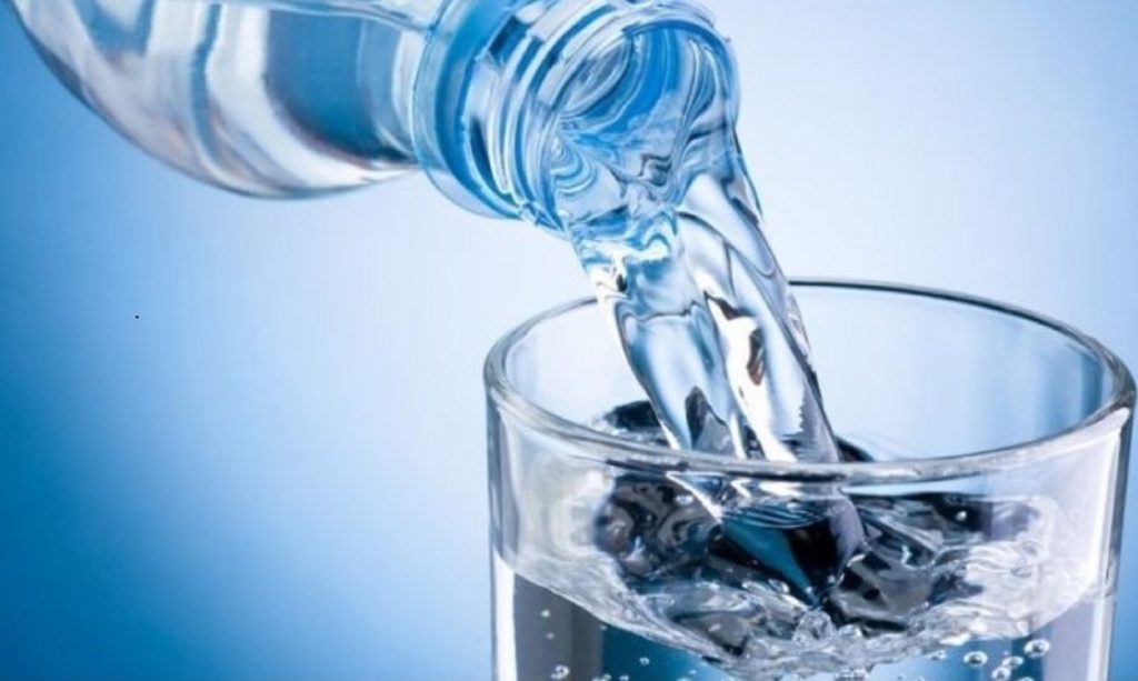 De ce e bine să bei un pahar de apă înainte de somn