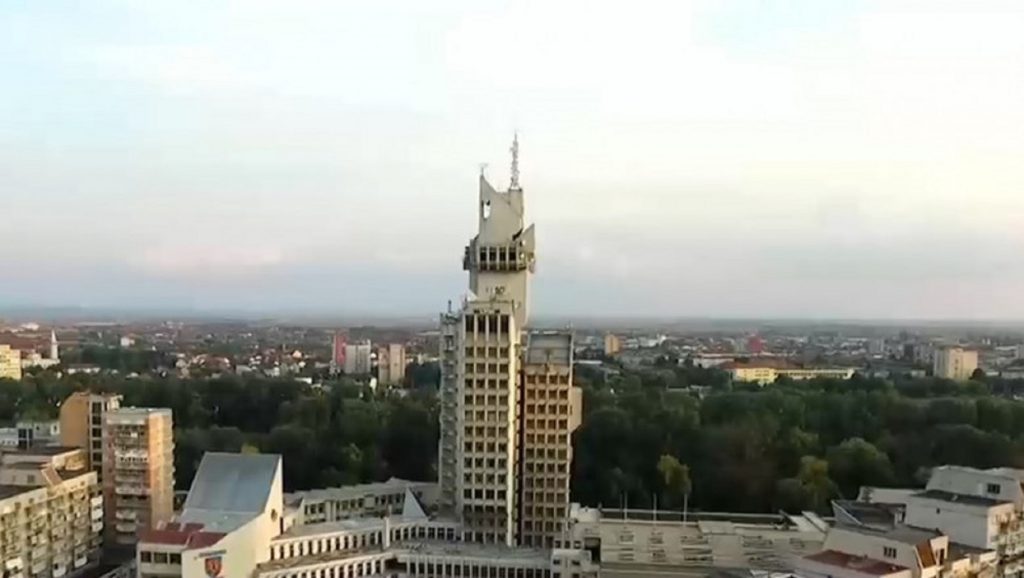 Primul ”zgârie-nori” construit în România pe vremea lui Ceaușescu. În zilele senine, de pe terasă de la ultimul etaj, se vede în Ungaria!