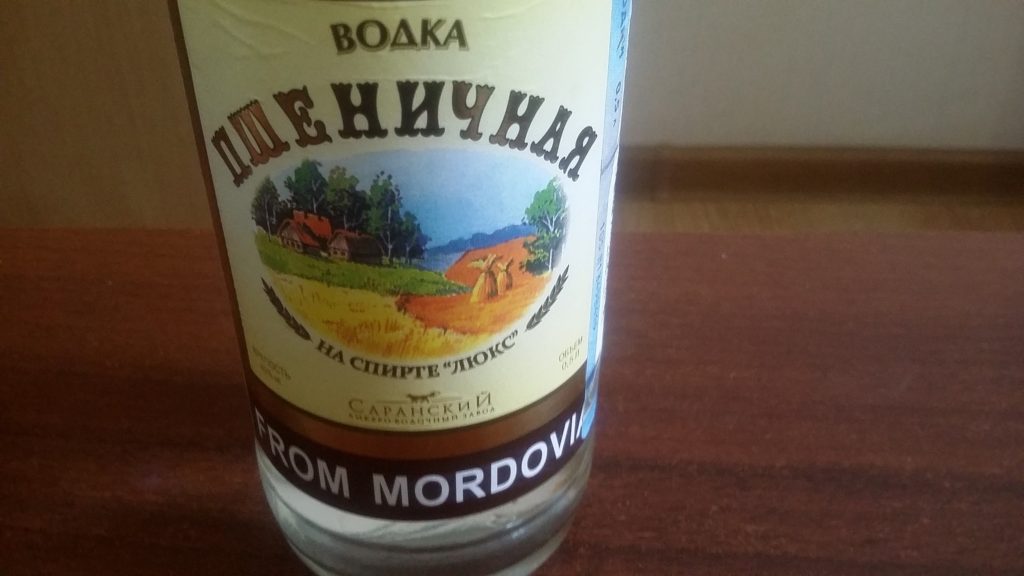 Rușii primesc mâncare la schimb cu alcoolul contrafăcut care a omorât zeci de persoane. Autoritățile fac eforturi disperate să oprească valul de decese