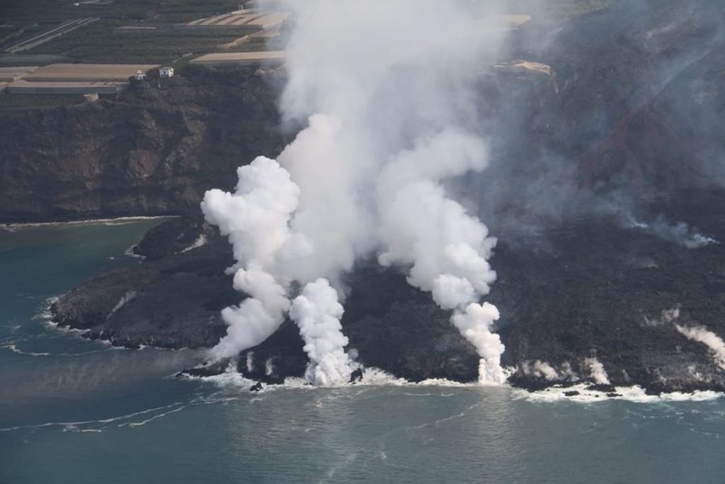 Pericol extrem! Versantul nordic al vulcanului din La Palma s-a prăbușit! Răurile de lava se îndreaptă spre mai multe localități! Video
