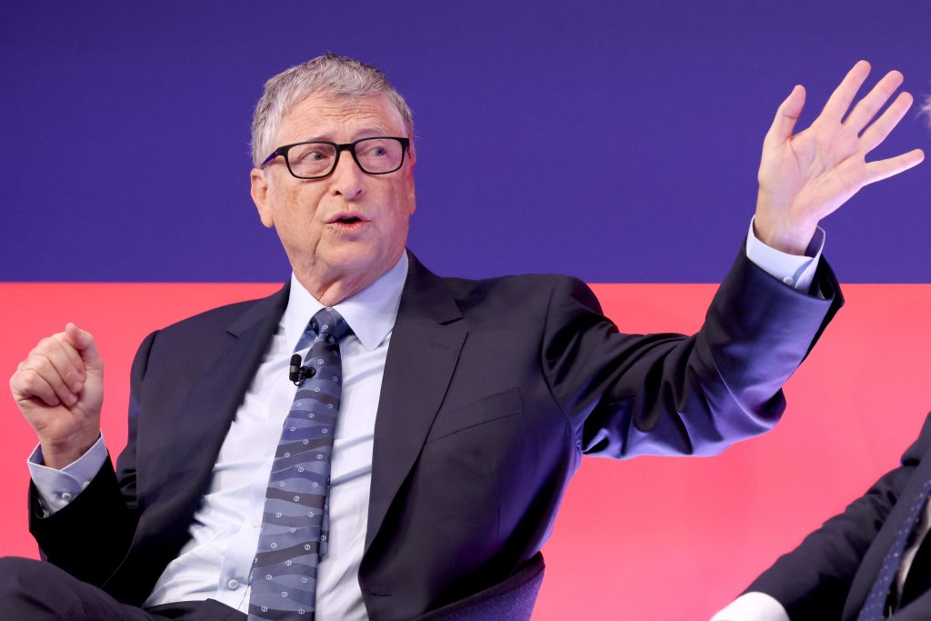 Bill Gates, în mijlocul unei noi controverse. Ce înseamnă să crești carne într-un vas cu piersici