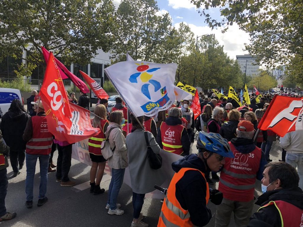 Zeci de mii de francezii au ieșit în stradă! Oamenii cer un salariu minim de 1700 de euro și renunțarea la folosirea permisului sanitar ca "instrument de represiune"