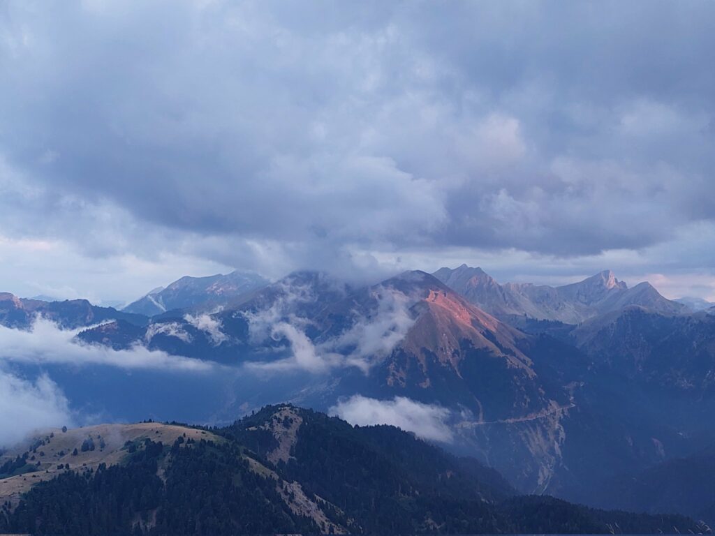 Localitatea care nu există pe hartă, dar e un magnet pentru turiști! De ce e supranumită mica Elveție a Greciei. FOTO