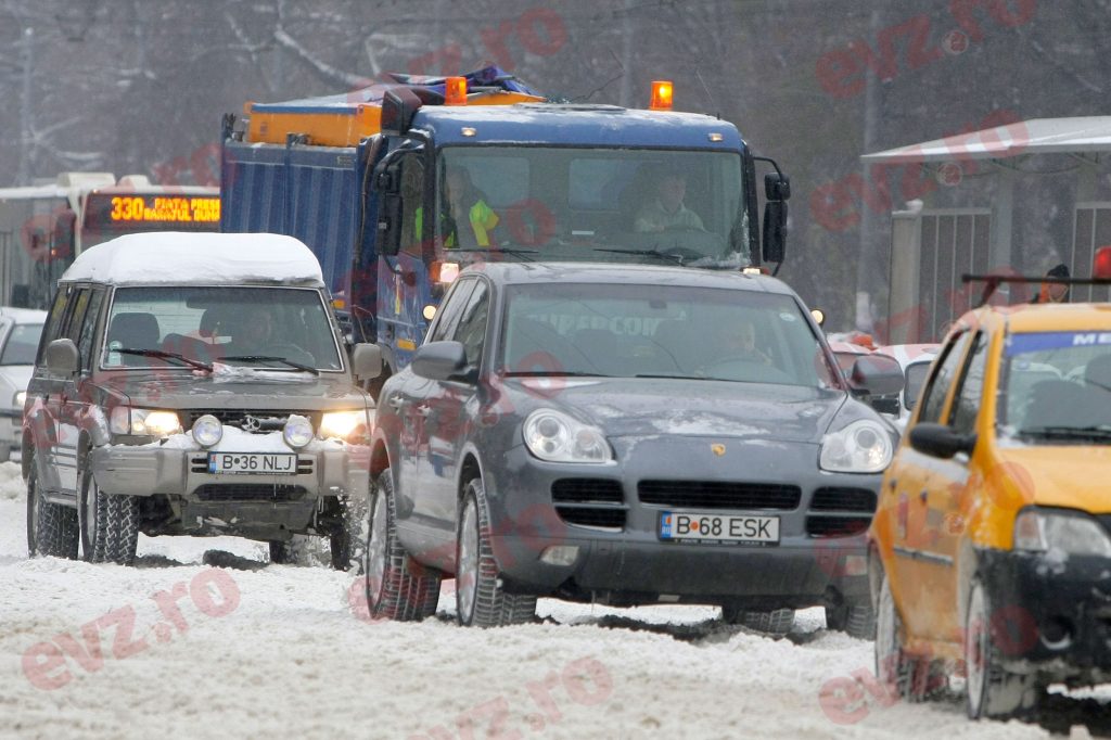 Drumuri închise din cauza zăpezii. Pe ce șosele din România nu se poate circula