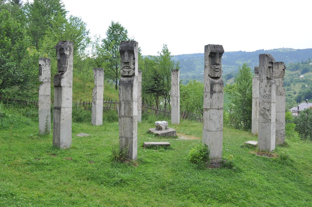 Cum a ajuns un maghiar să sculpteze Monumentul martirilor de la Moisei, uciși de horthyști. Istoria secretă