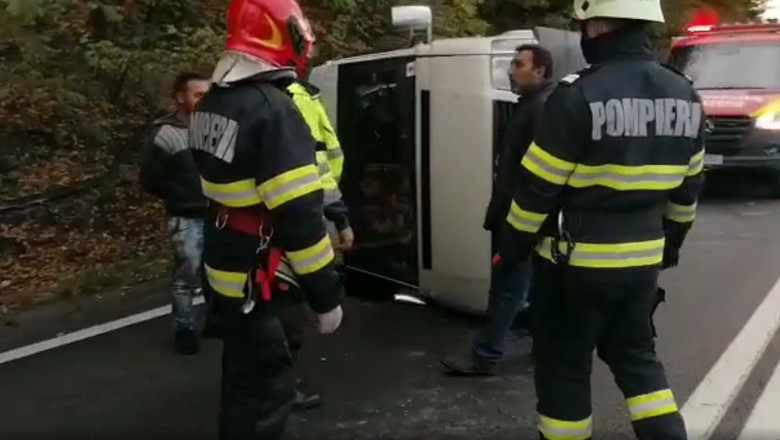 Ambulanța a venit de urgență! Un microbuz s-a rastunat pe o șosea din România. Șase personae, grav rănite