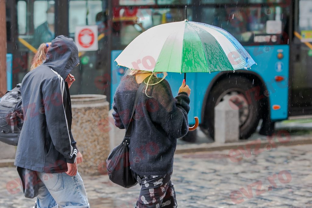 România, măturată de ploi și vijelii. ANM a emis două alerte de Cod galben și Cod portocaliu, valabile până sâmbătă