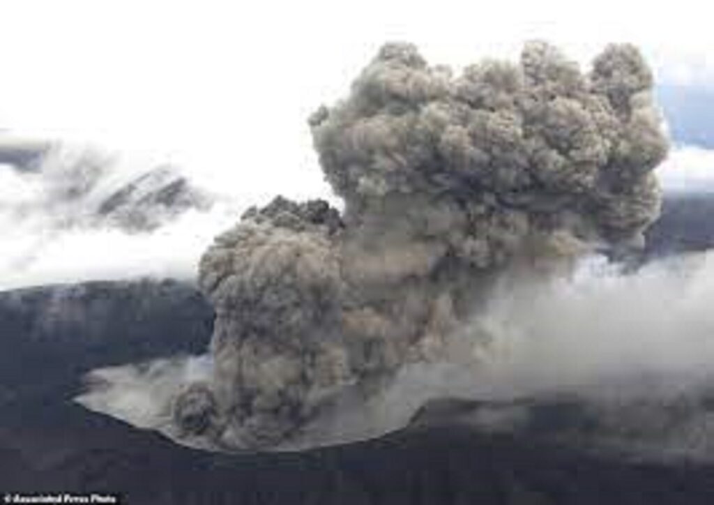 Ce se întâmplă cu Planeta? Alt vulcan a erupt şi face prăpăd. Sunt aruncate în aer roci uriașe. Imaginile sunt apocaliptice. VIDEO