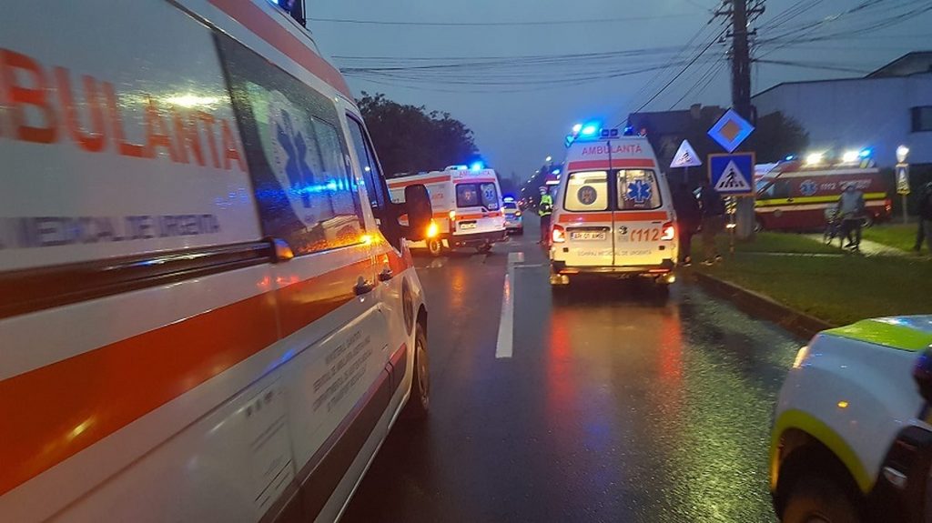 Accident spectaculos pe drumurile din România! 20 de mașini au fost implicate. A ajuns de urgență la spital