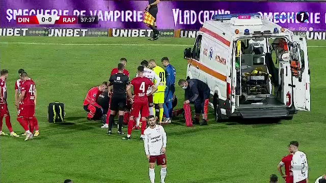 Incident terifiant la derby-ul dinte Rapid și Dinamo! Un jucător a fost scos de pe teren cu masca de oxigen